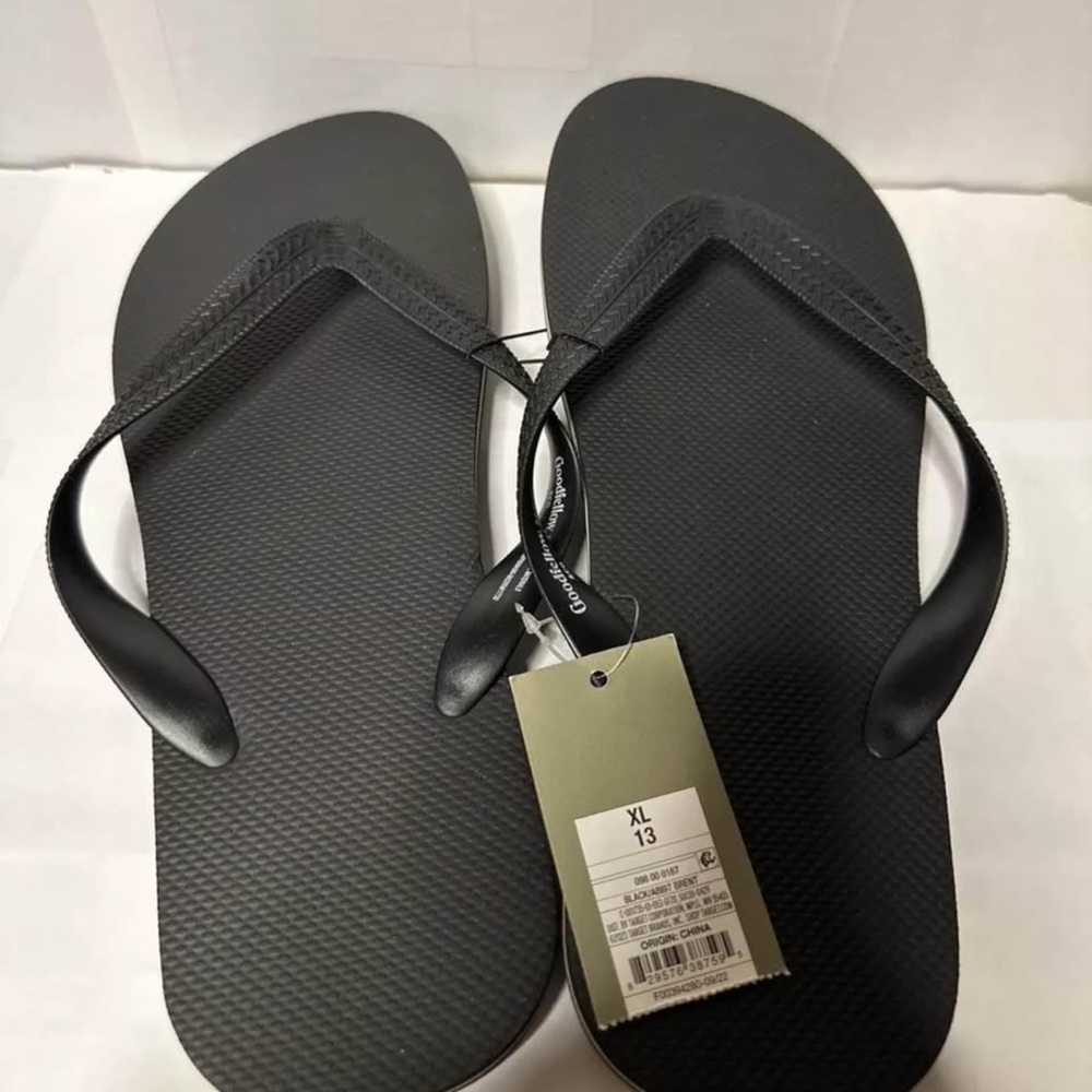 Goodfellow & Co mens
Richmond black flip flops size XL13,